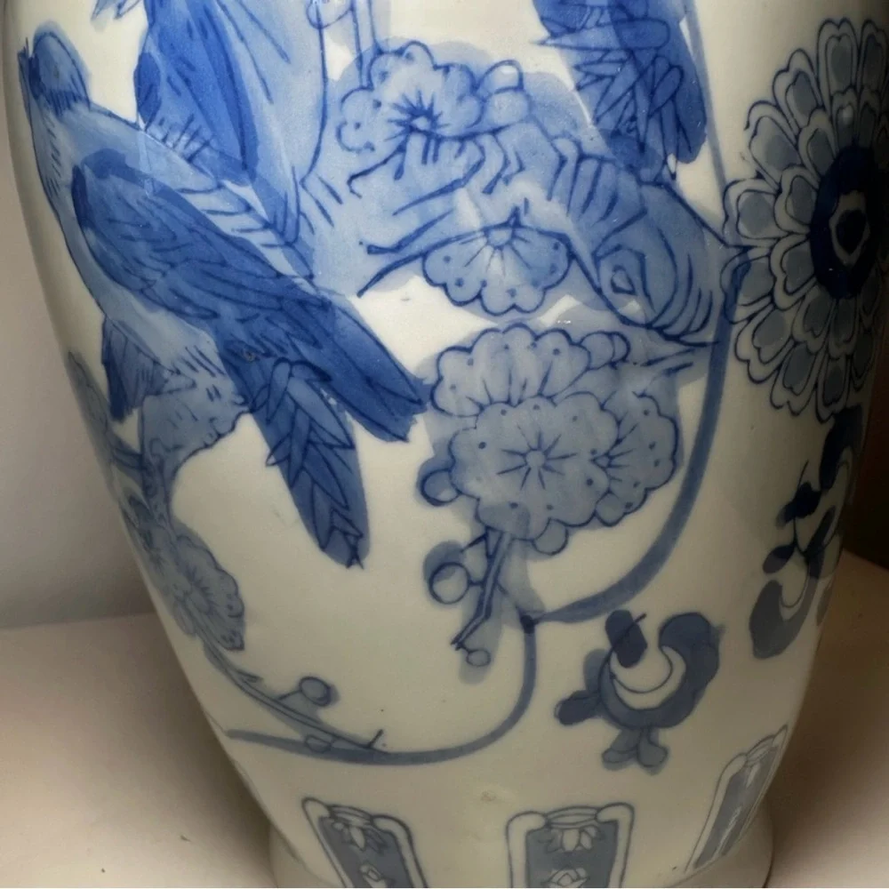 💙🤍Vintage Blue and White Chinese Vase